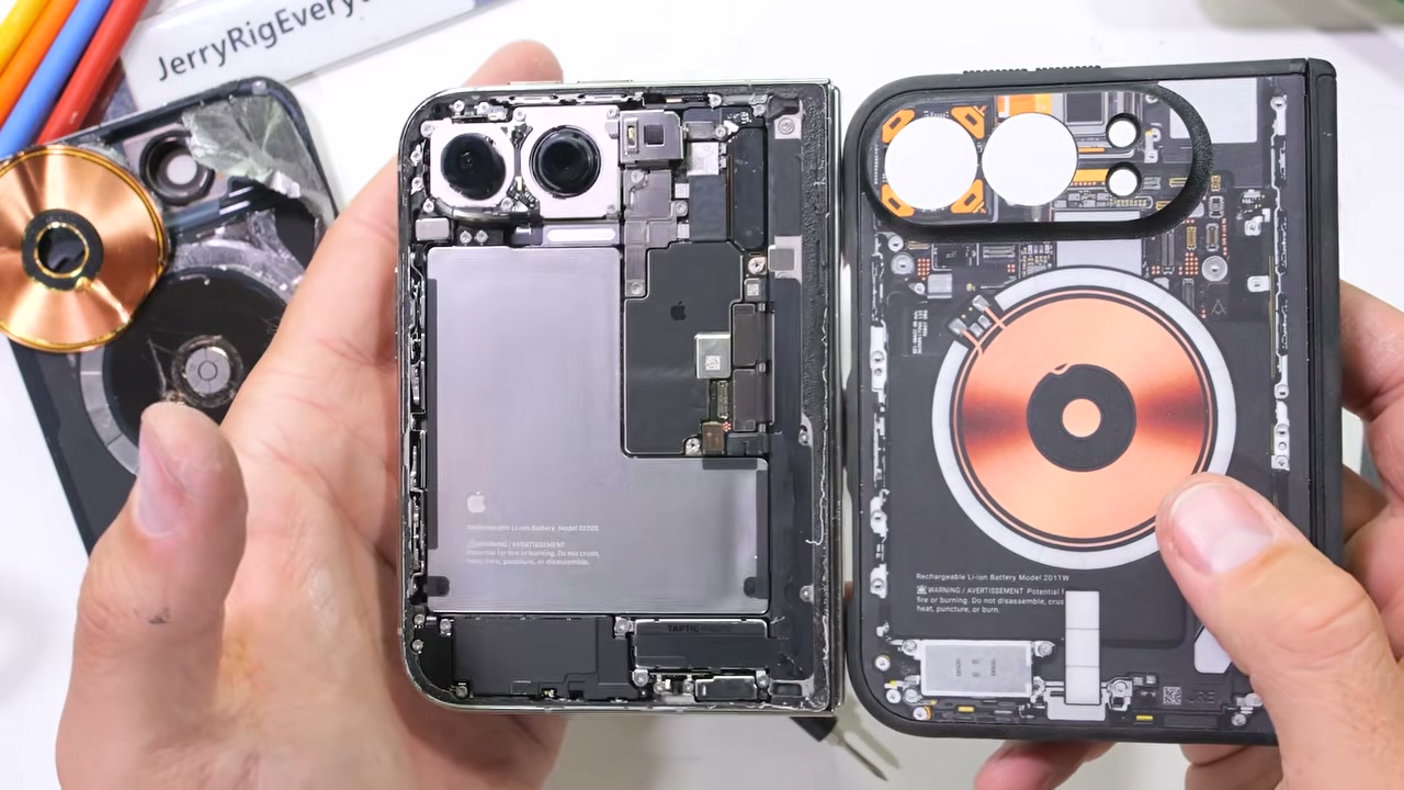 Hai nửa thân iPhone Duo sau khi tháo mặt lưng, thấy pin và cụm camera