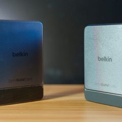 Hai pin dự phòng Belkin UltraCharge Pro màu tối đặt cạnh nhau