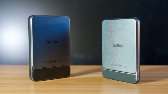Hai pin dự phòng Belkin UltraCharge Pro màu tối đặt cạnh nhau