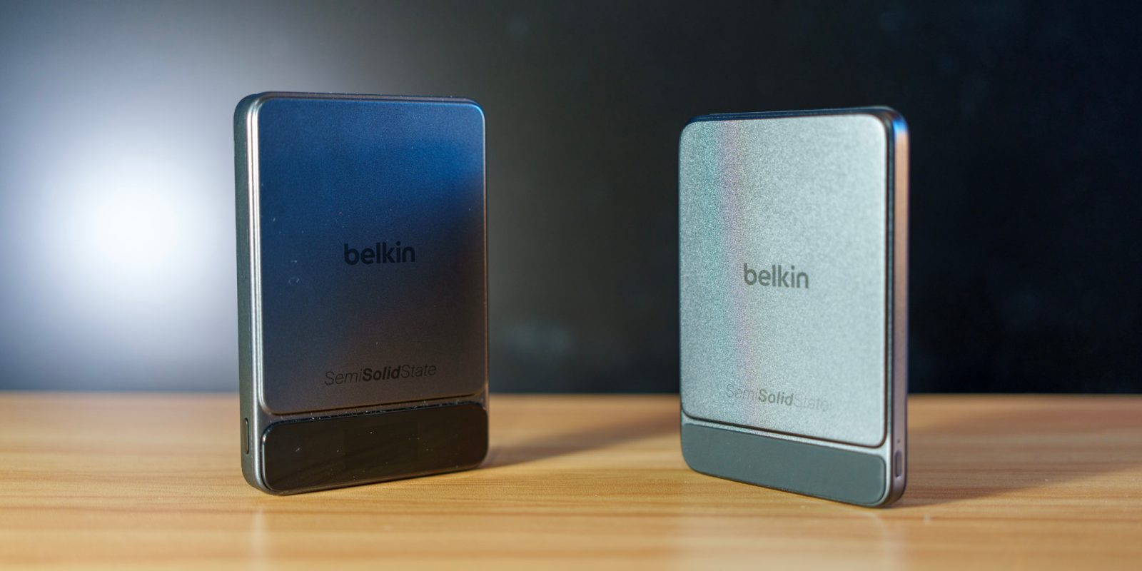 Hai pin dự phòng Belkin UltraCharge Pro màu tối đặt cạnh nhau
