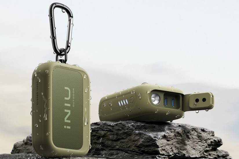 Hai pin INIU Rugged Series có giọt nước trên thân máy