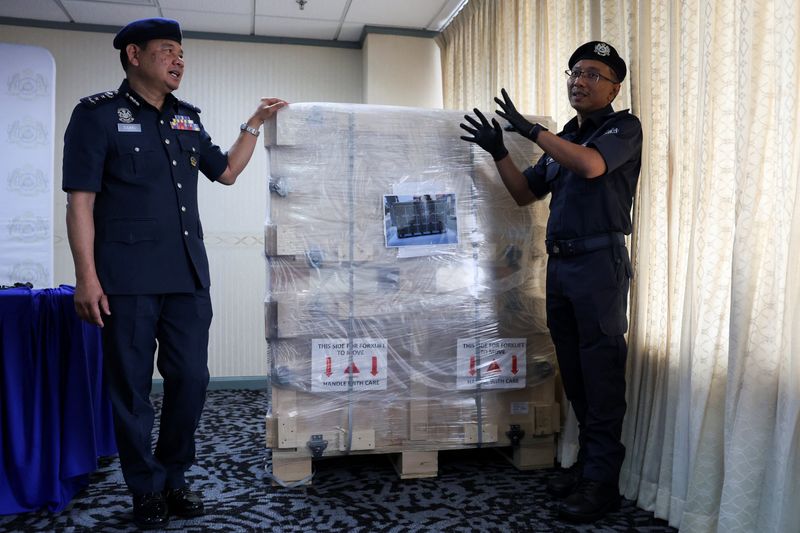 Hải quan Malaysia giới thiệu kiện máy chủ của vụ tháng 6 tại Sepang
