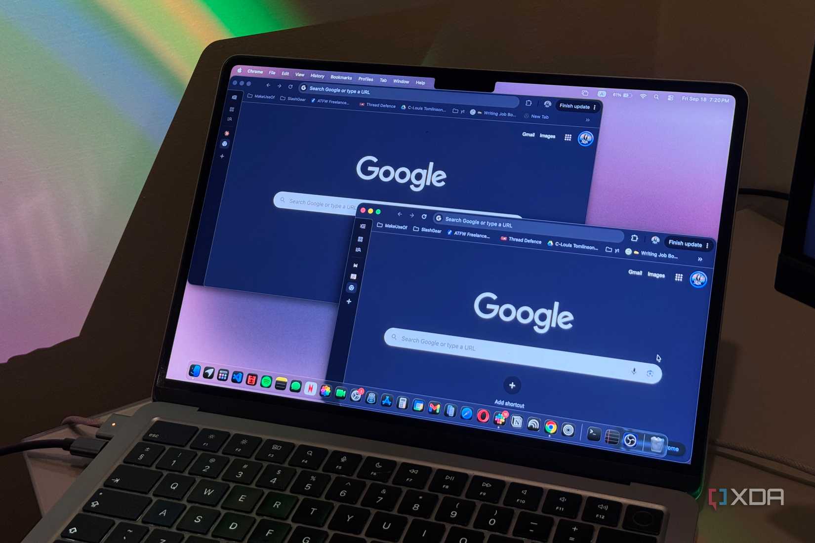 Hai cửa sổ Chrome chồng lên nhau trên màn hình MacBook