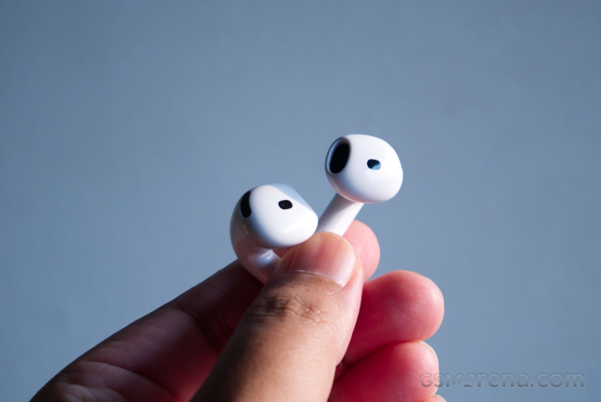 Hai tai nghe AirPods 5 cầm trên tay