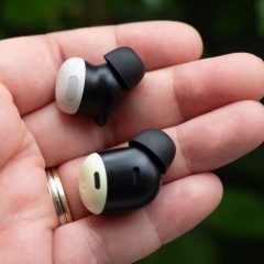 Hai tai nghe Pixel Buds Pro 2 và Pixel Buds Pro đời đầu được đặt trên lòng bàn tay.