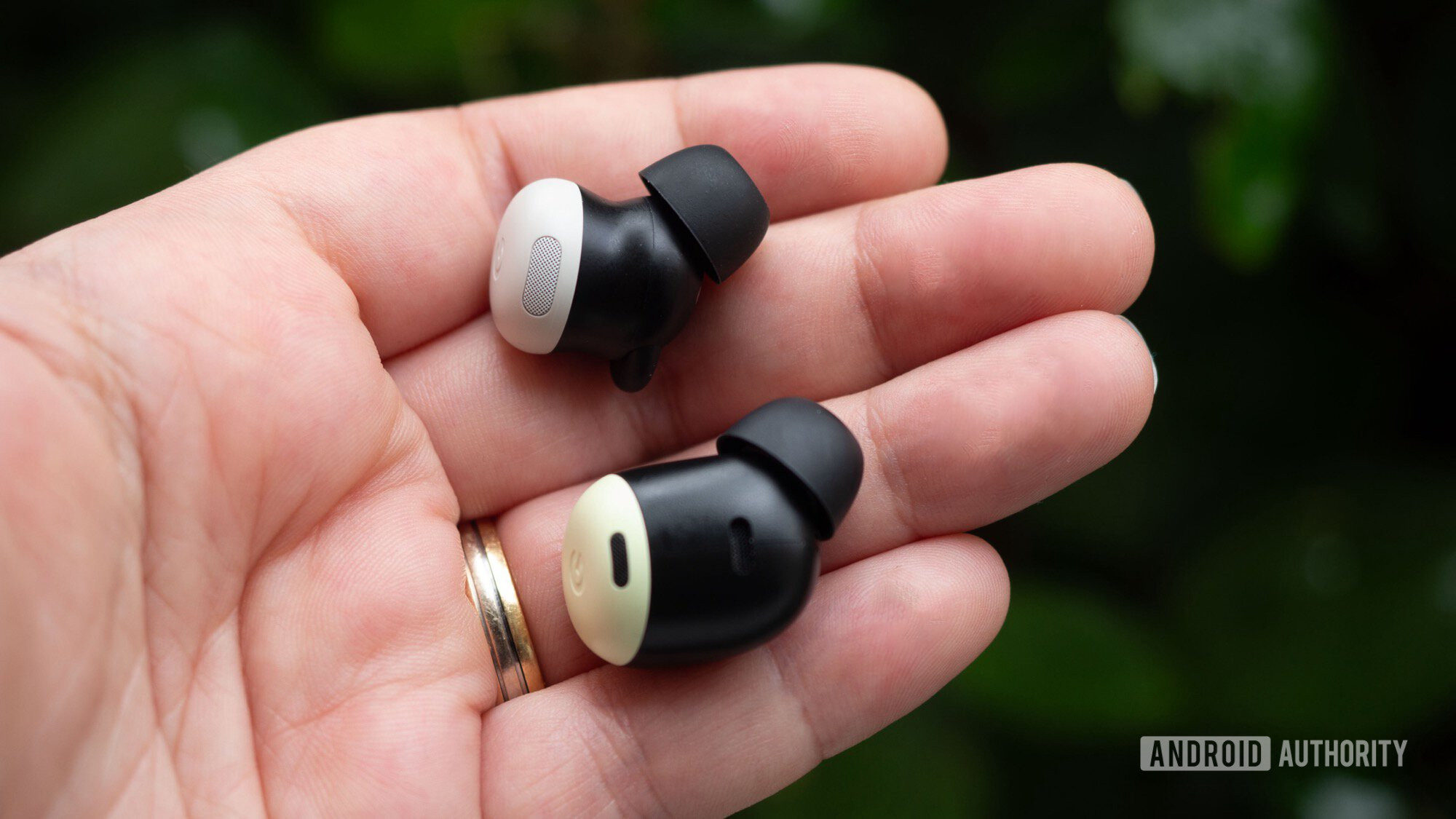 Hai mẫu tai nghe Pixel Buds Pro 2 và Pixel Buds Pro đời đầu đặt trên lòng bàn tay.