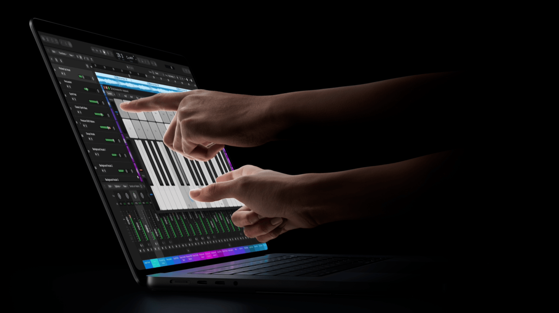 Hai bàn tay thao tác đa điểm trên màn hình MacBook Pro.