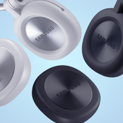 Hai thiết bị Samsung SmartTag màu đen và trắng trên nền xanh nhạt