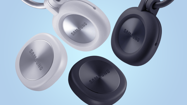 Hai thiết bị Samsung SmartTag màu đen và trắng trên nền xanh nhạt
