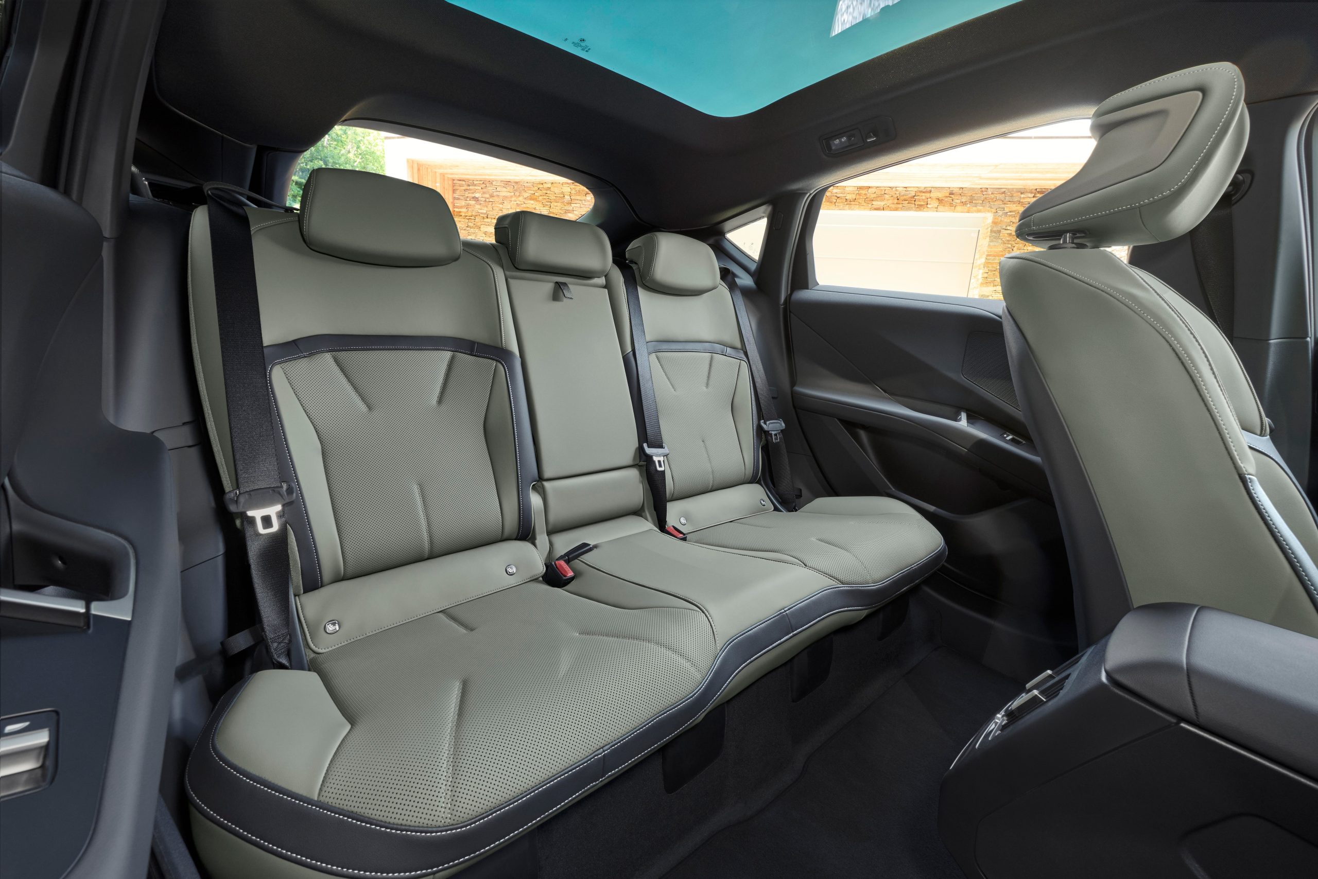Hàng ghế sau BMW iX4