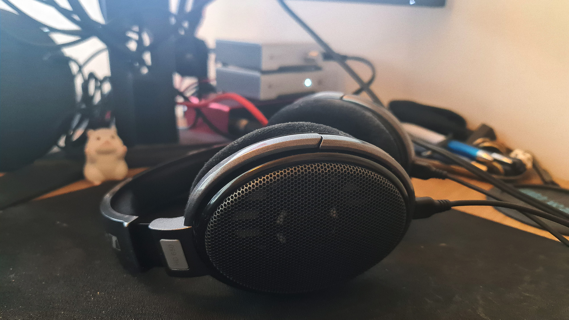HD 650 trên bàn