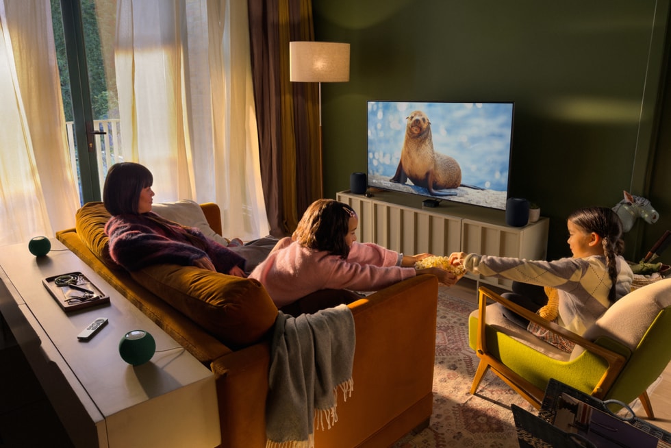 Hệ thống Apple TV 4K kết hợp bốn loa HomePod thành dàn âm thanh rạp hát tại gia