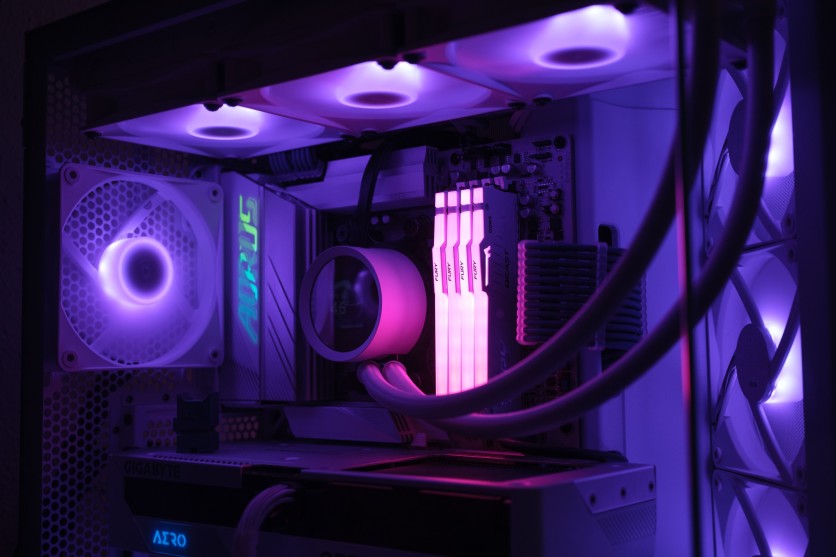 Hệ thống máy tính để bàn sử dụng bo mạch chủ Gigabyte và RAM phát sáng RGB