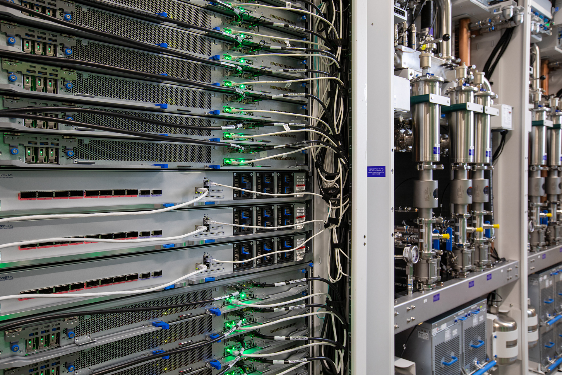 Hệ thống rack Azure Maia 300 của Microsoft