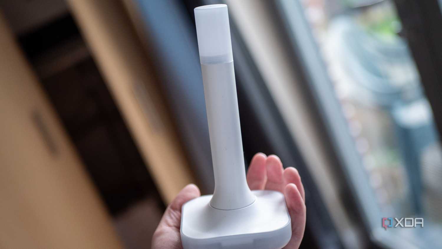Home Assistant Connect ZBT-2 được cầm trên tay