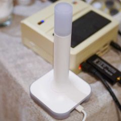 Home Assistant Connect ZBT-2 đặt cạnh máy tính và bộ thu phát