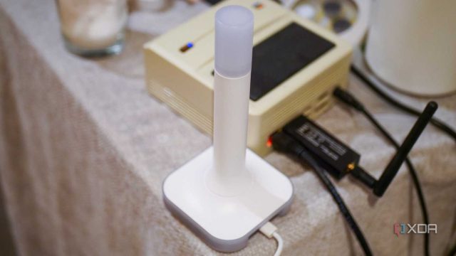 Home Assistant Connect ZBT-2 đặt cạnh máy tính và bộ thu phát