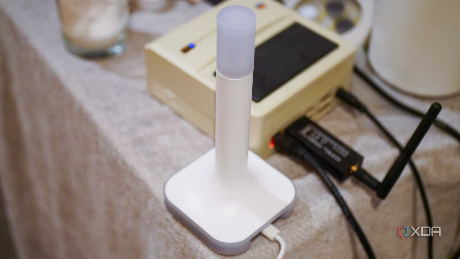 Home Assistant Connect ZBT-2 đặt cạnh máy tính và bộ thu phát