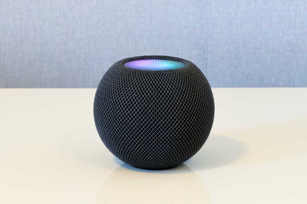 HomePod mini đời hiện tại với đèn Siri sáng