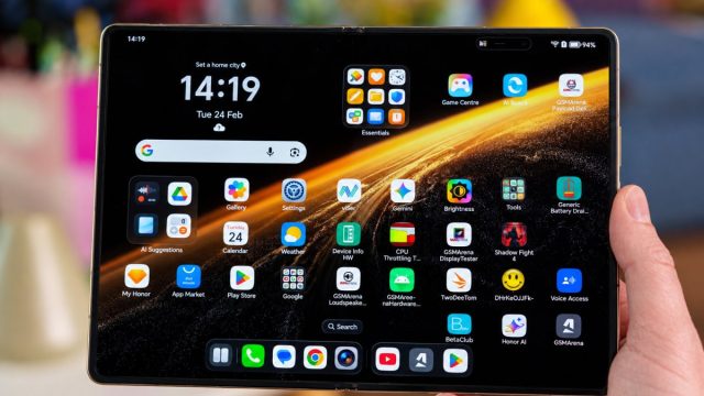 Honor Magic V6 mở màn hình gập lớn
