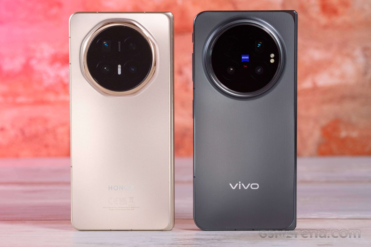 Honor Magic V6 ở trái và vivo X Fold6 ở phải: cụm camera là khác biệt đáng cân nhắc khi chọn máy gập để chụp ảnh.