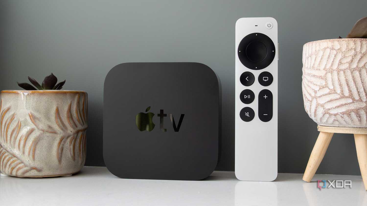Hộp Apple TV đặt cạnh tường