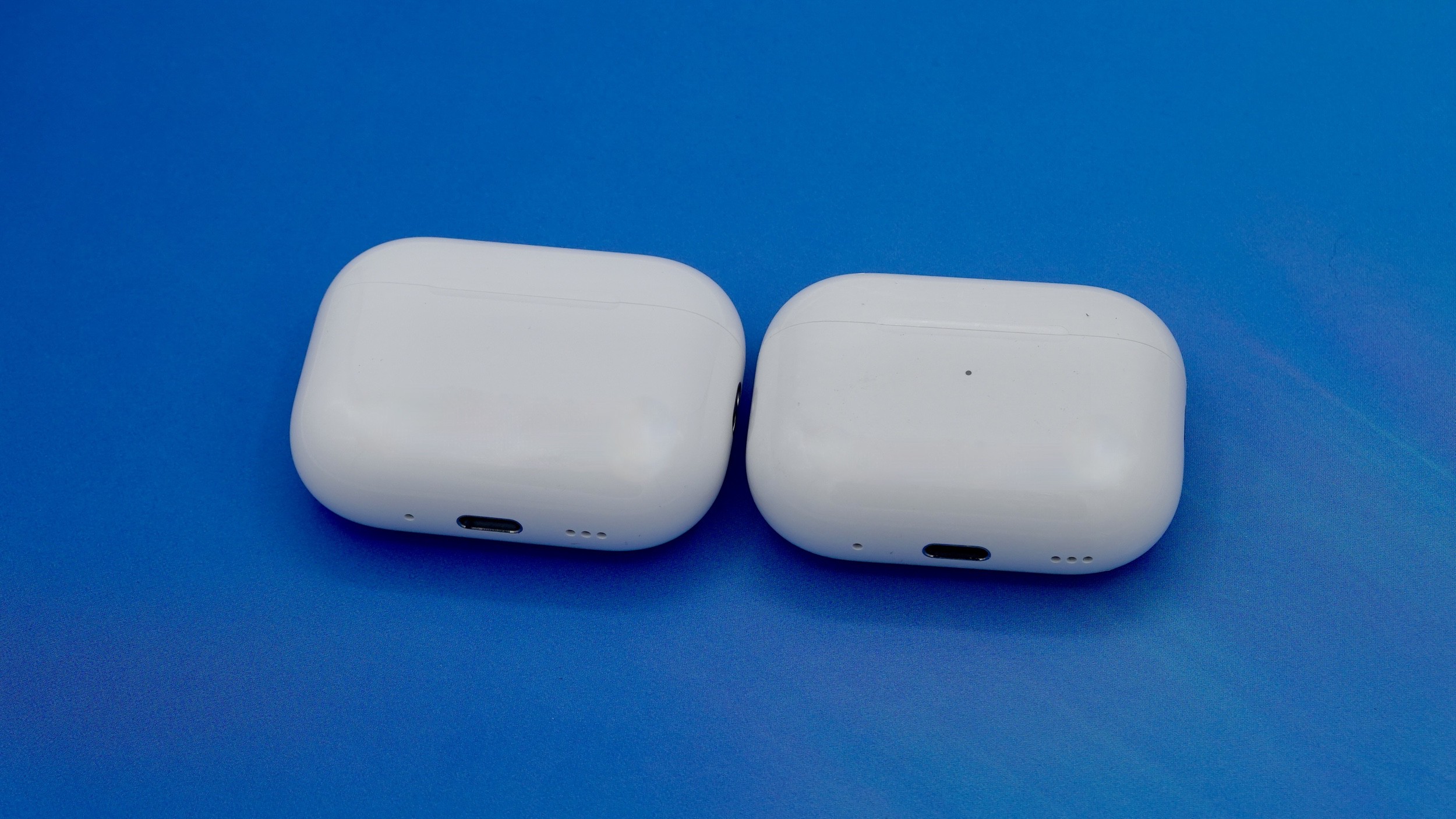 Hộp Pro 3 và Pro 2 đi cùng hai mức tổng pin khác nhau, nên không thể chỉ so thời lượng tai nghe.