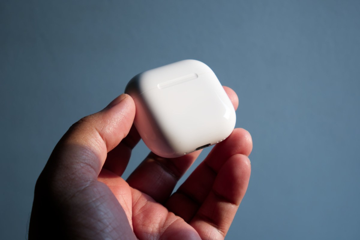 Hộp sạc AirPods 5 cầm trên tay