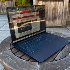 HP Googlebook 14 đặt trên bàn ngoài trời, màn hình mở với Chrome và bàn phím đầy đủ.
