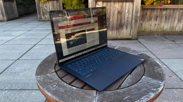 HP Googlebook 14 đặt trên bàn ngoài trời, màn hình mở với Chrome và bàn phím đầy đủ.