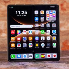 Huawei Mate X7 đang mở với màn hình bên trong