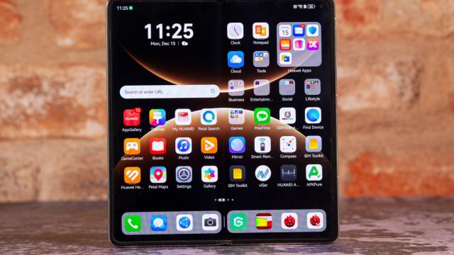 Huawei Mate X7 đang mở với màn hình bên trong