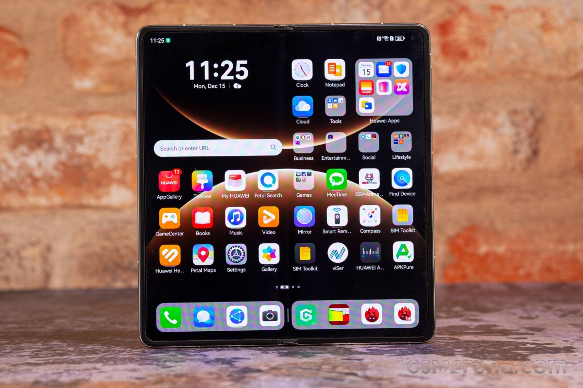 Huawei Mate X7 đang mở với màn hình bên trong