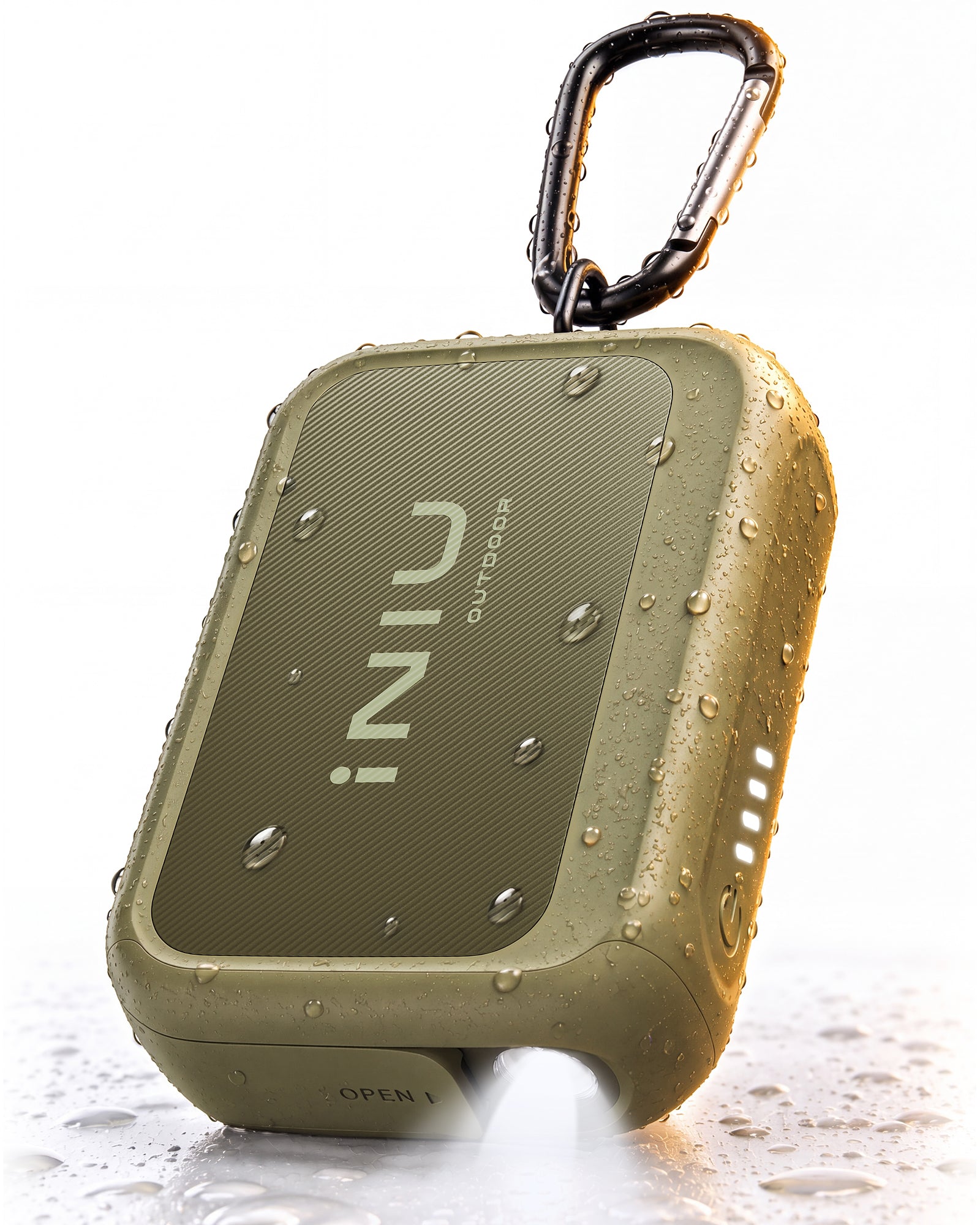 INIU Outdoor Rugged 20000 với móc carabiner và đèn LED phía dưới
