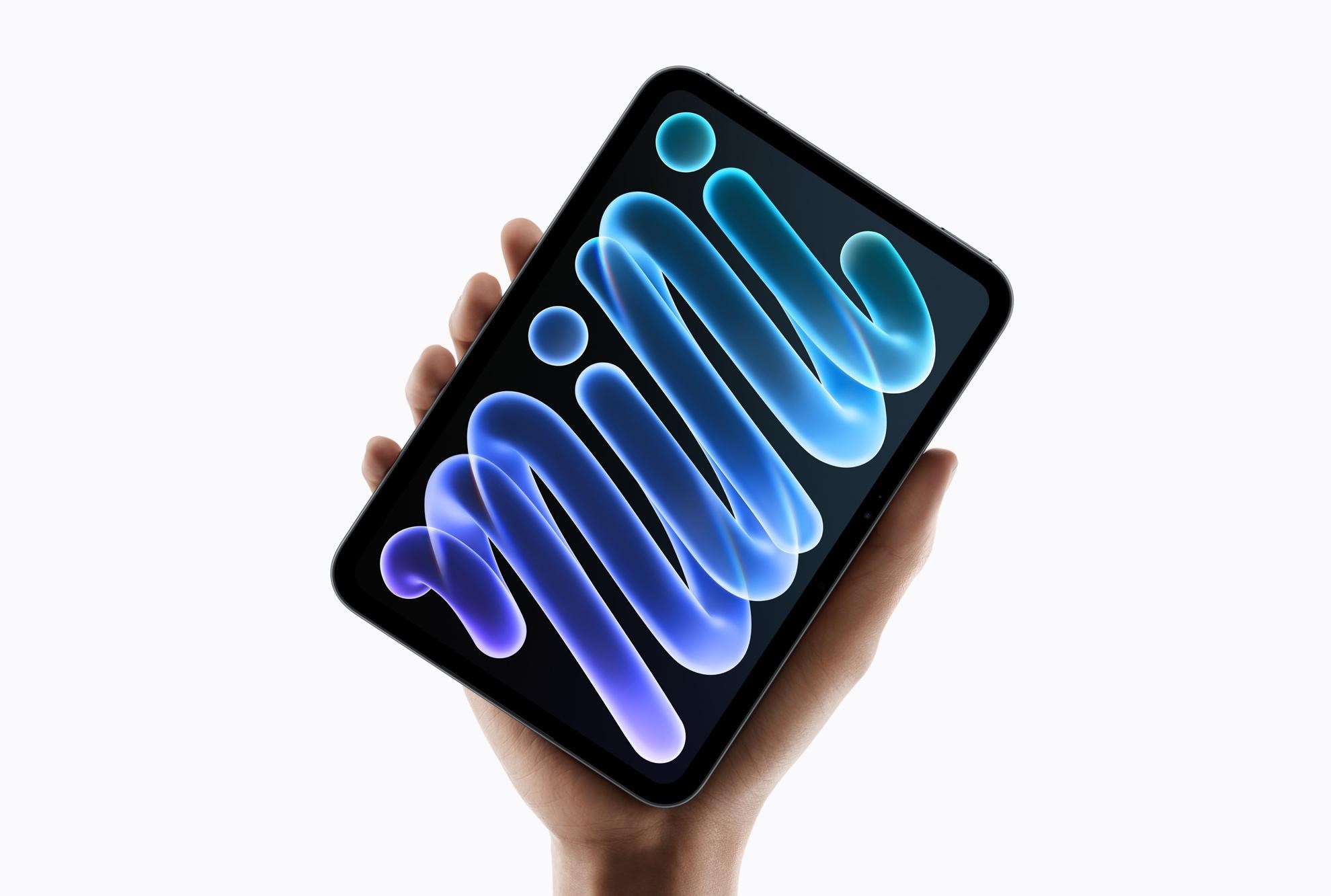 iPad mini cầm trên một bàn tay