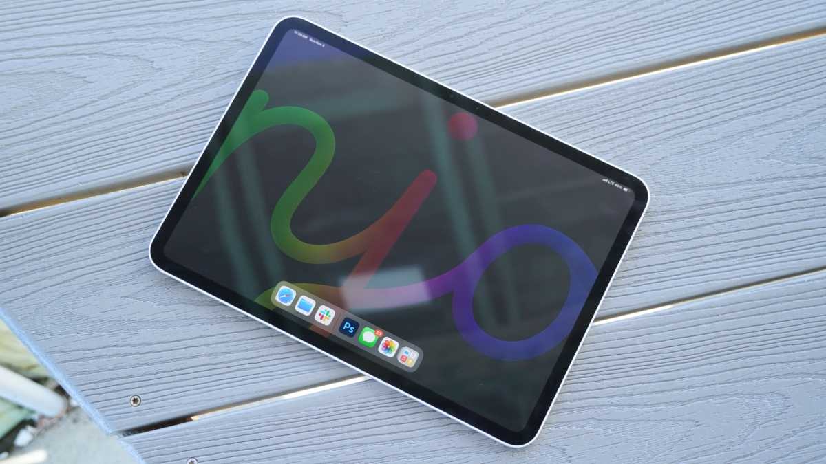 iPad Pro đặt trên mặt bàn với màn hình chính đang bật