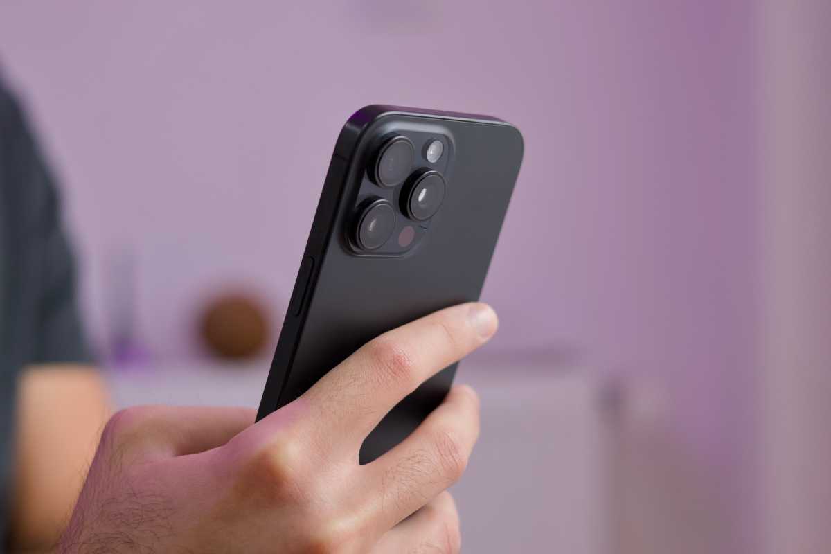 iPhone 16 Pro Max được cầm trên tay để minh họa lựa chọn tiếp tục dùng máy hiện có