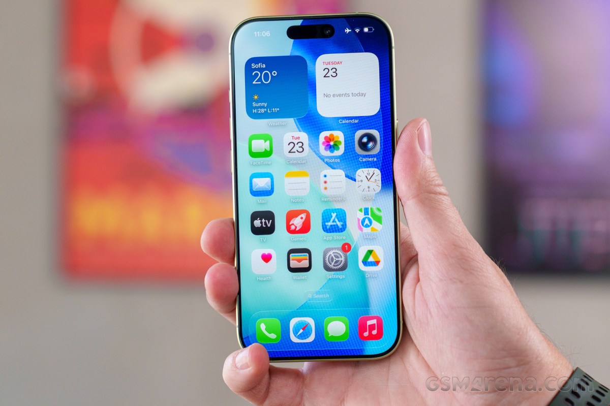 iPhone 17 cầm tay, màn hình hiển thị giao diện iOS