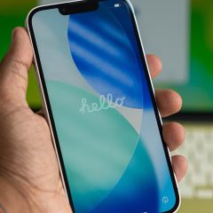 iPhone 17e được cầm trên tay, làm mốc tham chiếu cho tin đồn về màn hình thế hệ kế tiếp