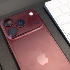 iPhone 18 Pro màu Burgundy đặt trên bàn cạnh bàn phím