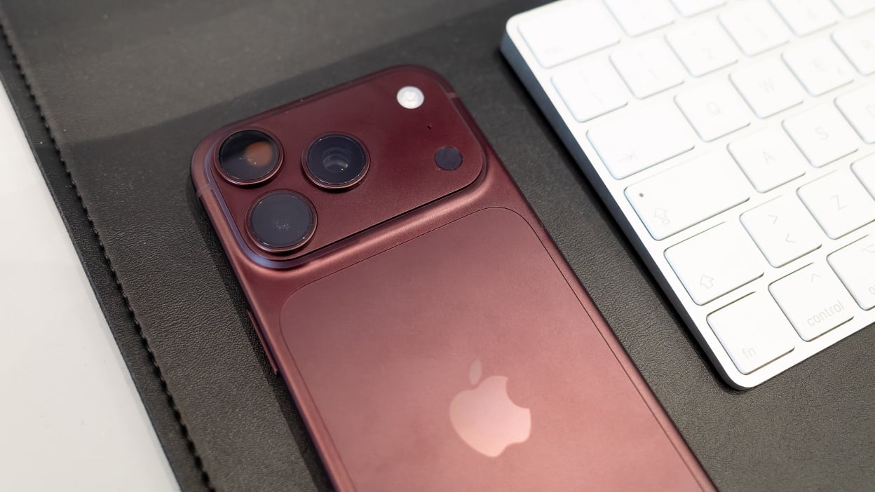 iPhone 18 Pro màu Burgundy đặt trên bàn cạnh bàn phím
