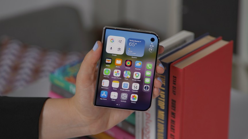 iPhone Duo được cầm bằng tay trái ở màn hình ngoài