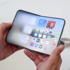 iPhone Duo đang mở, màn hình gập bên trong hiển thị giao diện sử dụng.