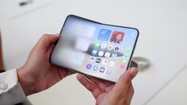 iPhone Duo đang mở, màn hình gập bên trong hiển thị giao diện sử dụng.