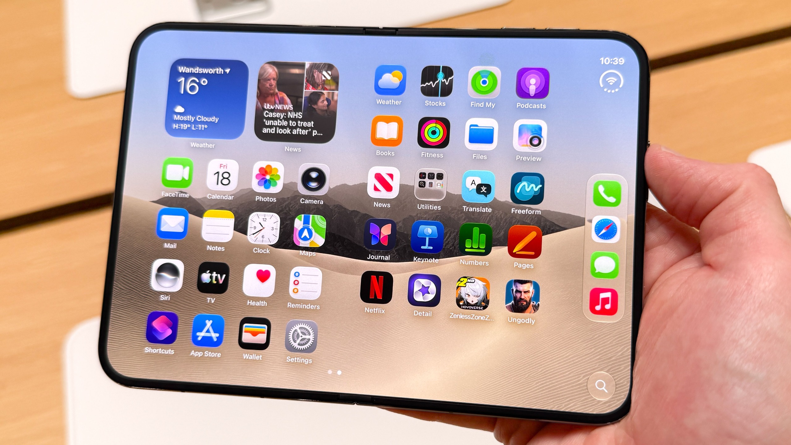 iPhone Duo — Diện tích hiển thị lớn có ích khi giao diện tránh chỉ phóng to bản điện thoại.
