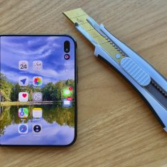 iPhone Duo đóng lại đặt cạnh dao rọc giấy