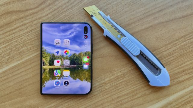 iPhone Duo đóng lại đặt cạnh dao rọc giấy