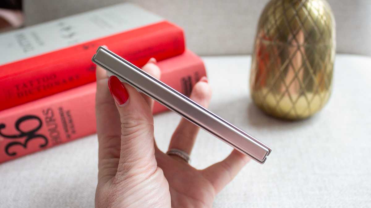 iPhone Duo gập lại, nhìn từ cạnh bên