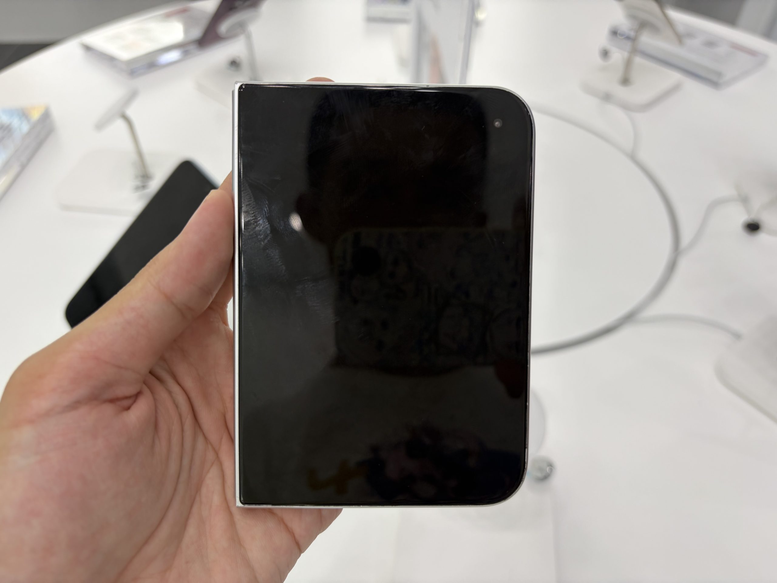 iPhone Duo khi gập, màn hình ngoài 5,4 inch, đang cầm trên tay