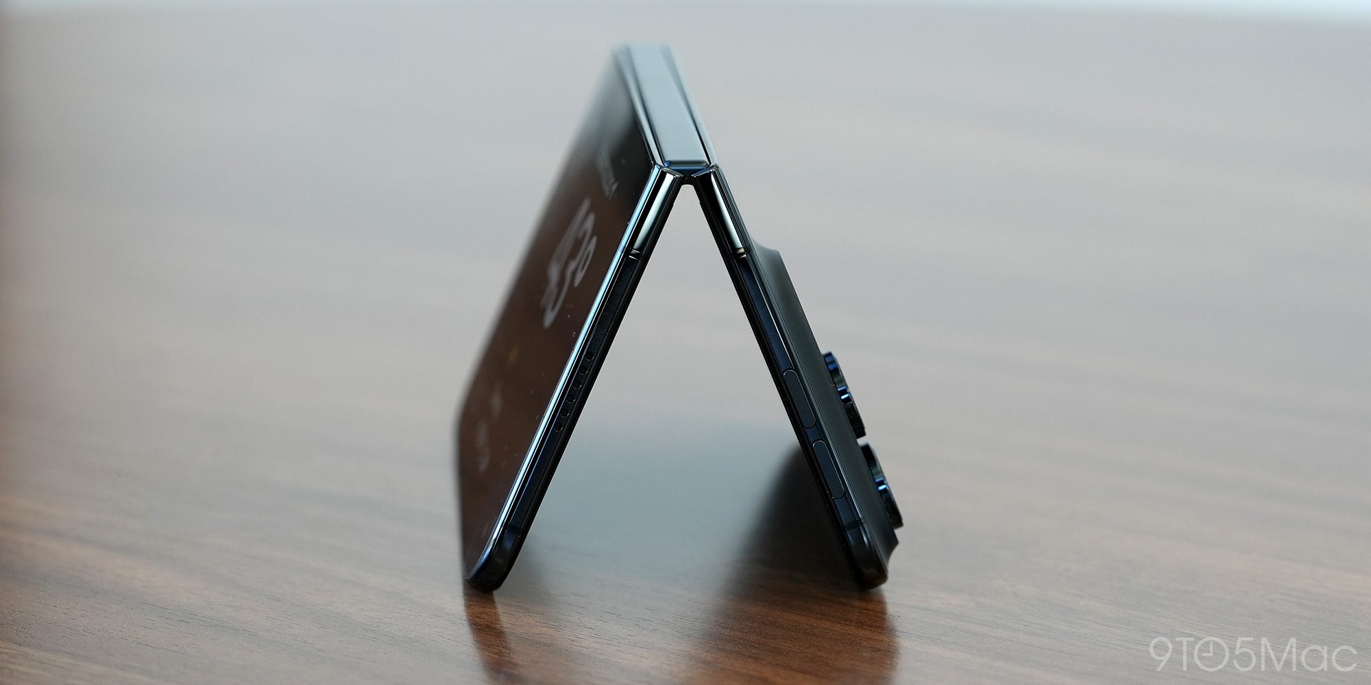 iPhone Duo gập đứng trên mặt bàn nhìn từ cạnh.